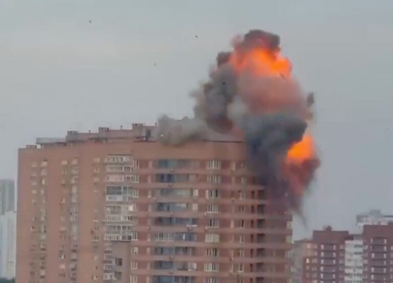 Lire la suite à propos de l’article Guerre en Ukraine : Moscou frappée par une attaque de 600 drones, la Russie évoque l’une des offensives les plus massives du conflit
