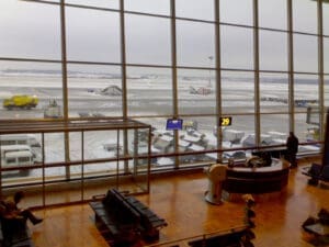 Lire la suite à propos de l’article Finlande : trafic aérien suspendu à l’aéroport d’Helsinki après une menace de drones, la sécurité en alerte maximale