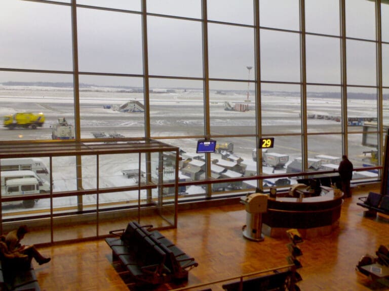 Lire la suite à propos de l’article Finlande : trafic aérien suspendu à l’aéroport d’Helsinki après une menace de drones, la sécurité en alerte maximale