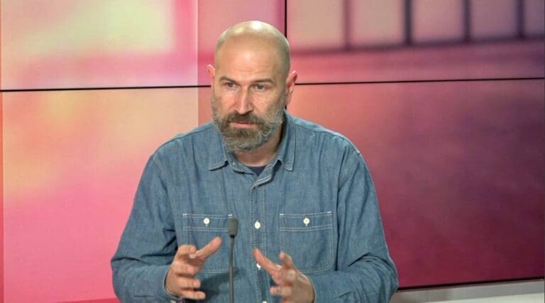 Lire la suite à propos de l’article IA et journalisme : Johan Hufnagel estime que l’intelligence artificielle peut renforcer le métier sans le remplacer