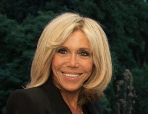 Lire la suite à propos de l’article Présidence : Brigitte Macron privilégie les hommes dans l’entourage d’Emmanuel Macron, selon Paris Match