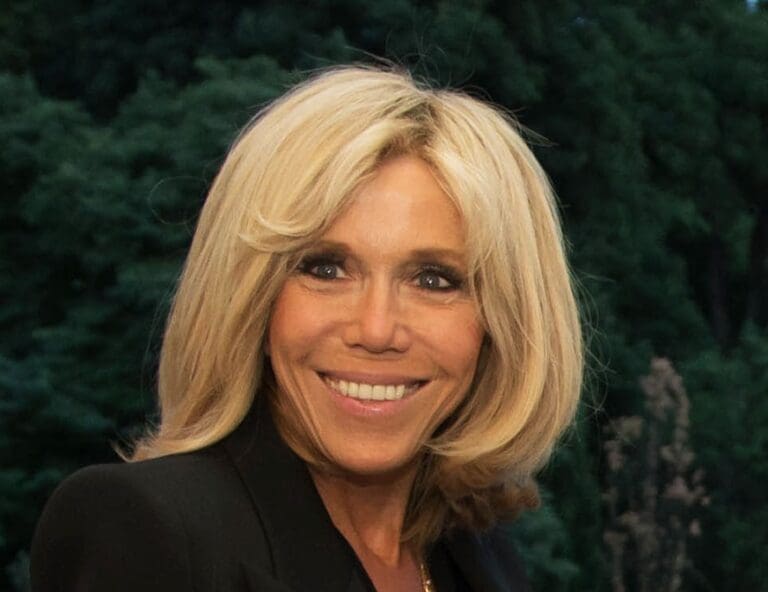 Lire la suite à propos de l’article Présidence : Brigitte Macron privilégie les hommes dans l’entourage d’Emmanuel Macron, selon Paris Match