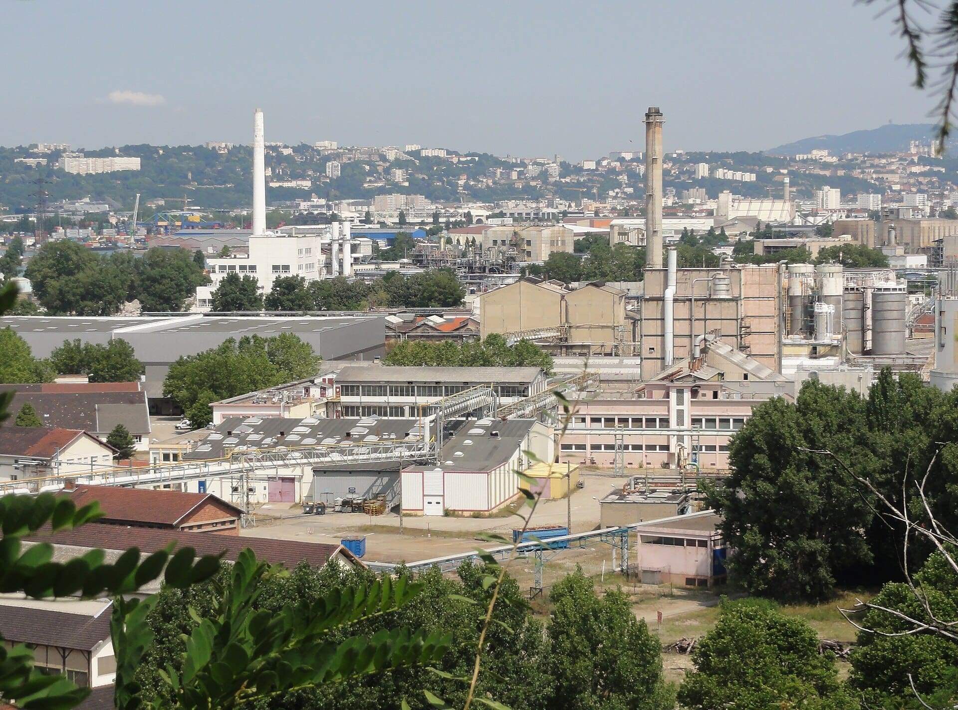 La vallée de la chimie : les usines sur le territoire de Saint-Fons, au sud de Lyon. Photo. @Tusco / Wikimedia.