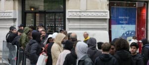 Lire la suite à propos de l’article Swatch x Audemars Piguet : le lancement de la « Royal Pop » vire au chaos dans plusieurs villes françaises et internationales