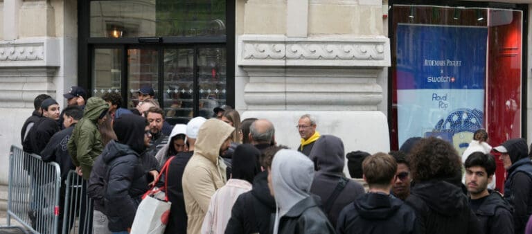 Lire la suite à propos de l’article Swatch x Audemars Piguet : le lancement de la « Royal Pop » vire au chaos dans plusieurs villes françaises et internationales