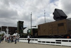 Lire la suite à propos de l’article Thales Raytheon Systems : Thales consolide sa position dans la défense antimissile de l’OTAN avec le rachat de RTX