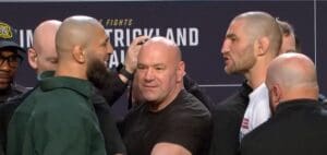Lire la suite à propos de l’article UFC 328 : Khamzat Chimaev frappe Sean Strickland lors du face-à-face, énorme tension sur scène