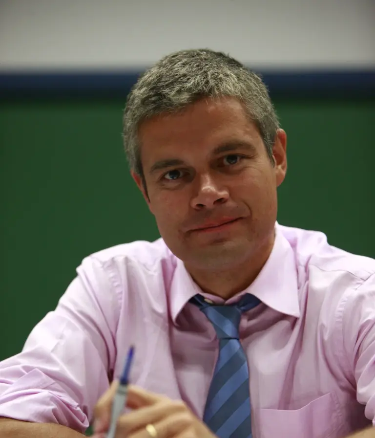 Lire la suite à propos de l’article Wauquiez et les latinistes : la région AURA offre des livres avec un message politique
