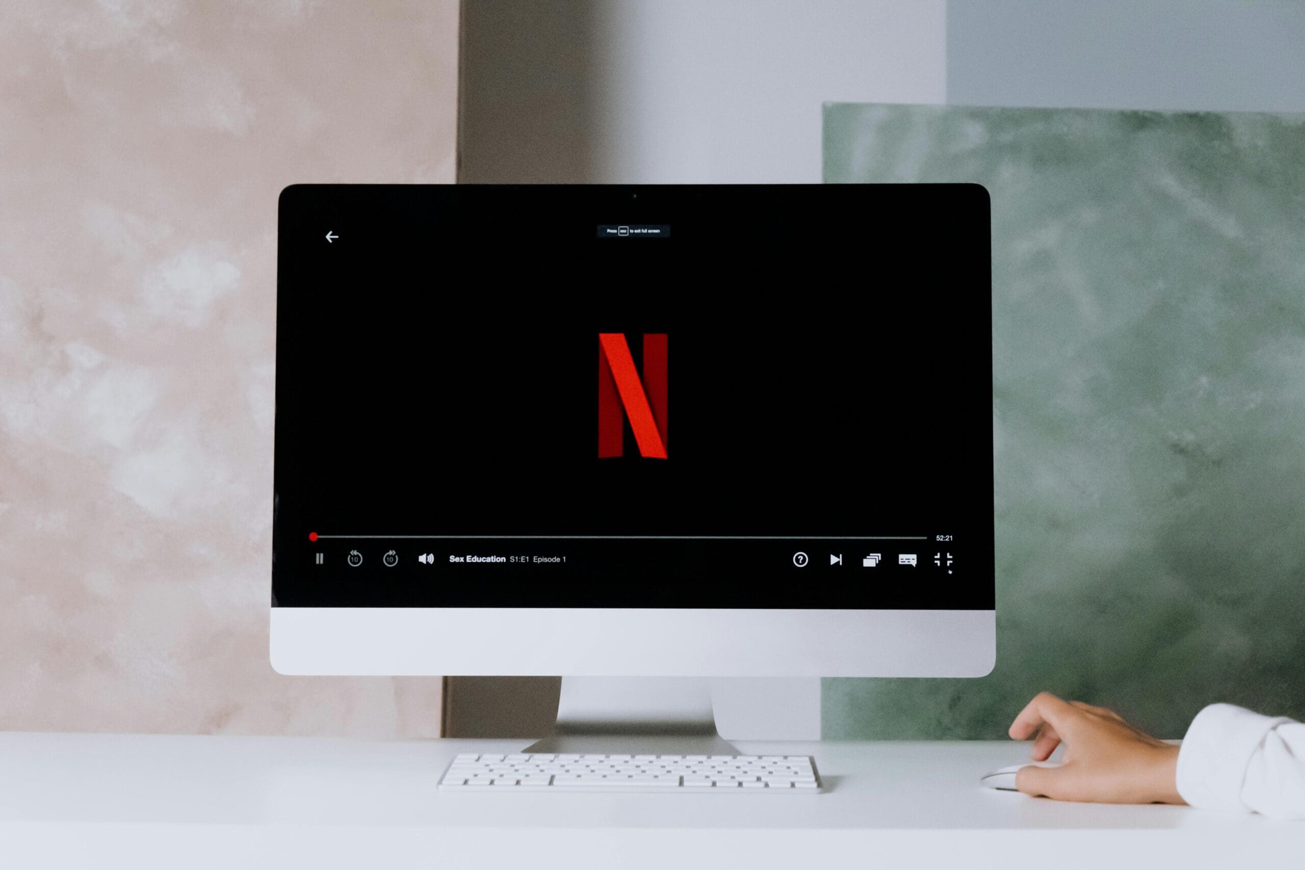Lancement d'un épisode de Netflix. Photo : @cottonbro studio / Pexels.