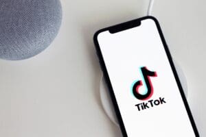 Lire la suite à propos de l’article TikTok : la plateforme teste un abonnement payant pour supprimer les publicités