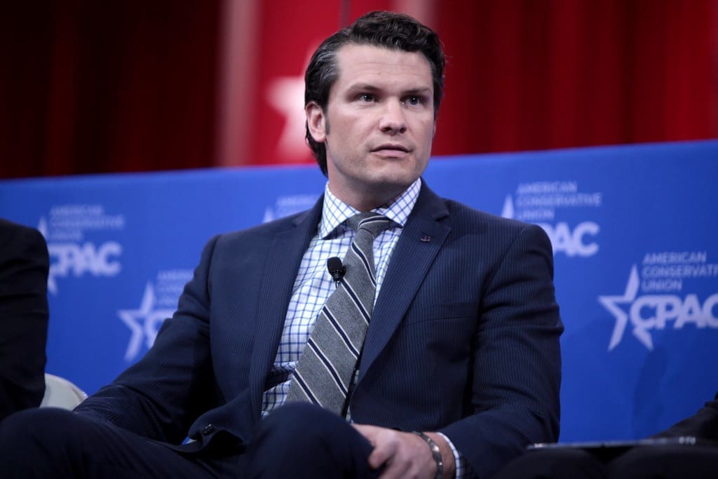 You are currently viewing Normandie : Pete Hegseth célèbre son anniversaire au cœur des commémorations du Débarquement, entre mémoire et tensions internationales