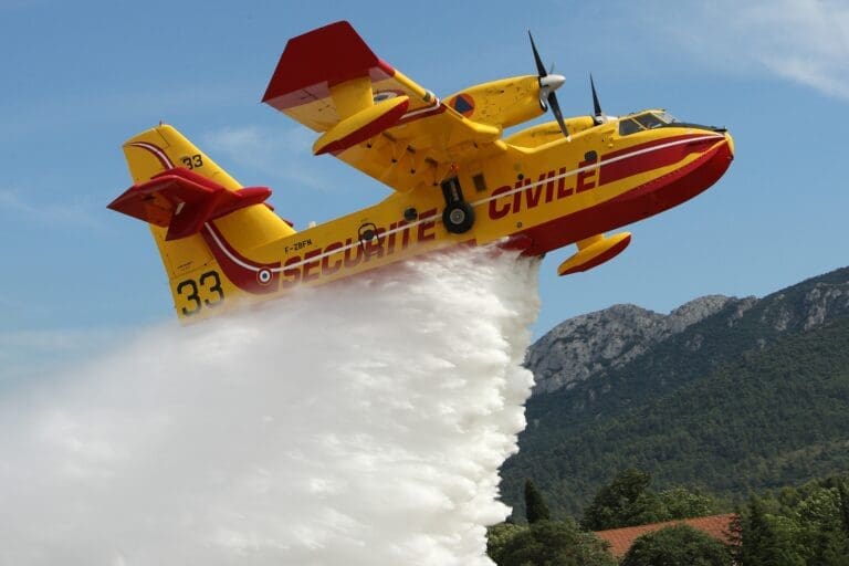 Lire la suite à propos de l’article Canadair : la France commande deux nouveaux avions bombardiers d’eau, mais devra attendre jusqu’en 2032