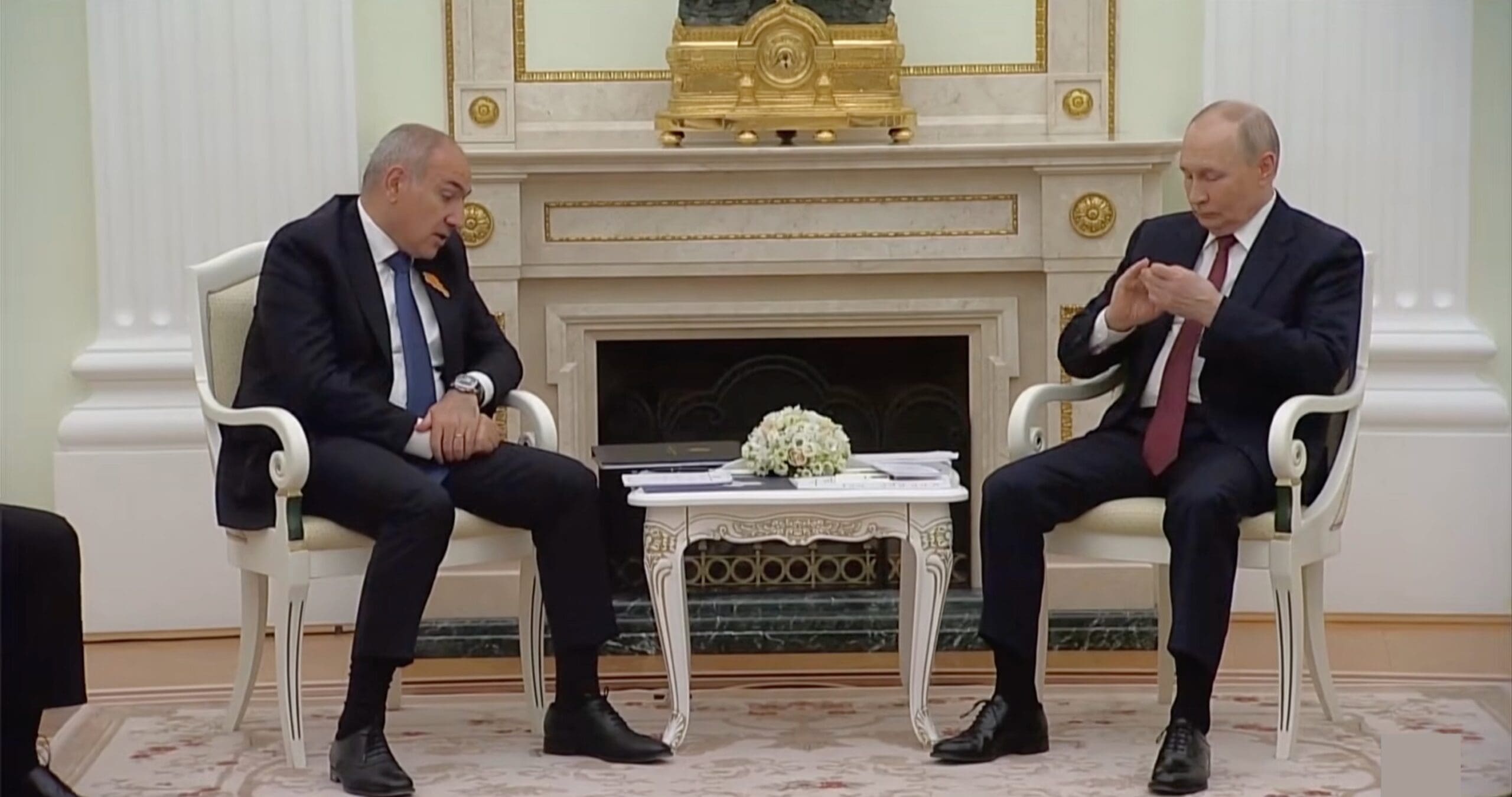 Vladimir Poutine et Nikol Pachinian, le premier ministre d'Arménie. Photo : Capture d'écran de France 24.