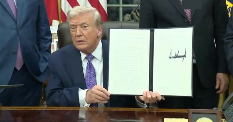 Lire la suite à propos de l’article États-Unis : Donald Trump opte pour une régulation volontaire de l’intelligence artificielle dans un décret très souple
