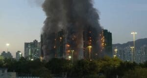 Lire la suite à propos de l’article Hong Kong : sept personnes et deux entreprises inculpées après l’incendie meurtrier qui a fait 168 morts