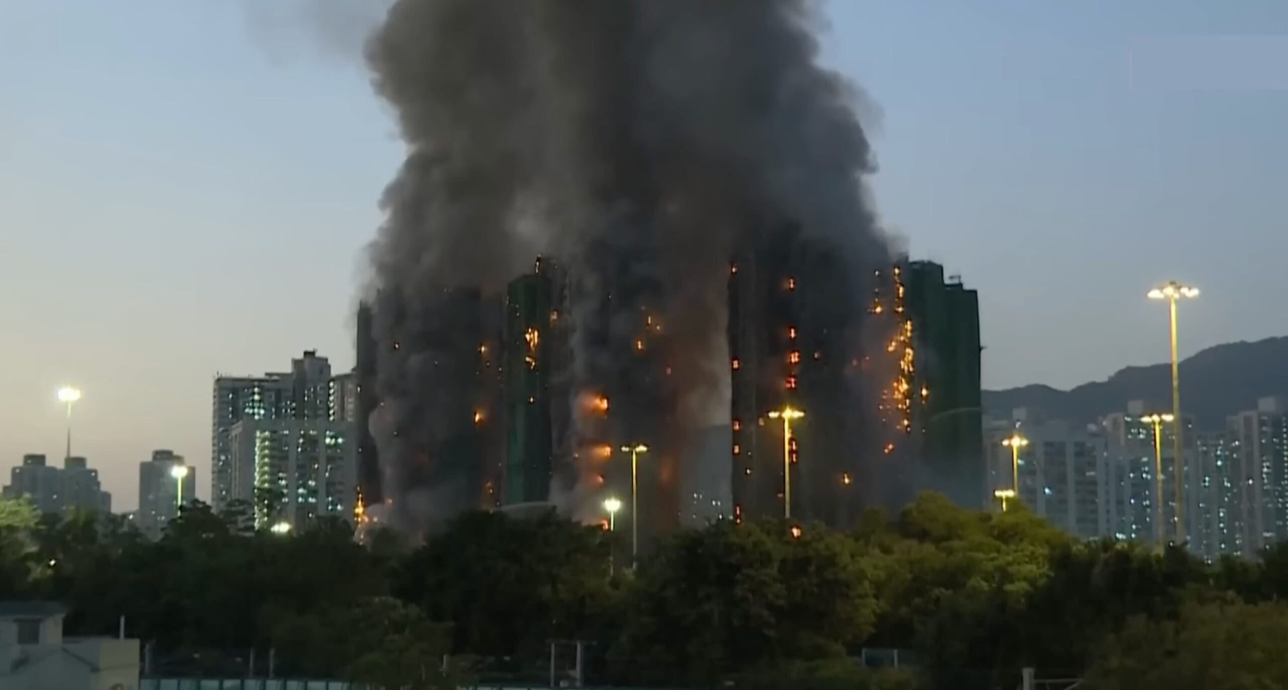 Incendie géant à Hong Kong, le 26 novembre 2025. Photo : capture d'écran de TF1 Info.