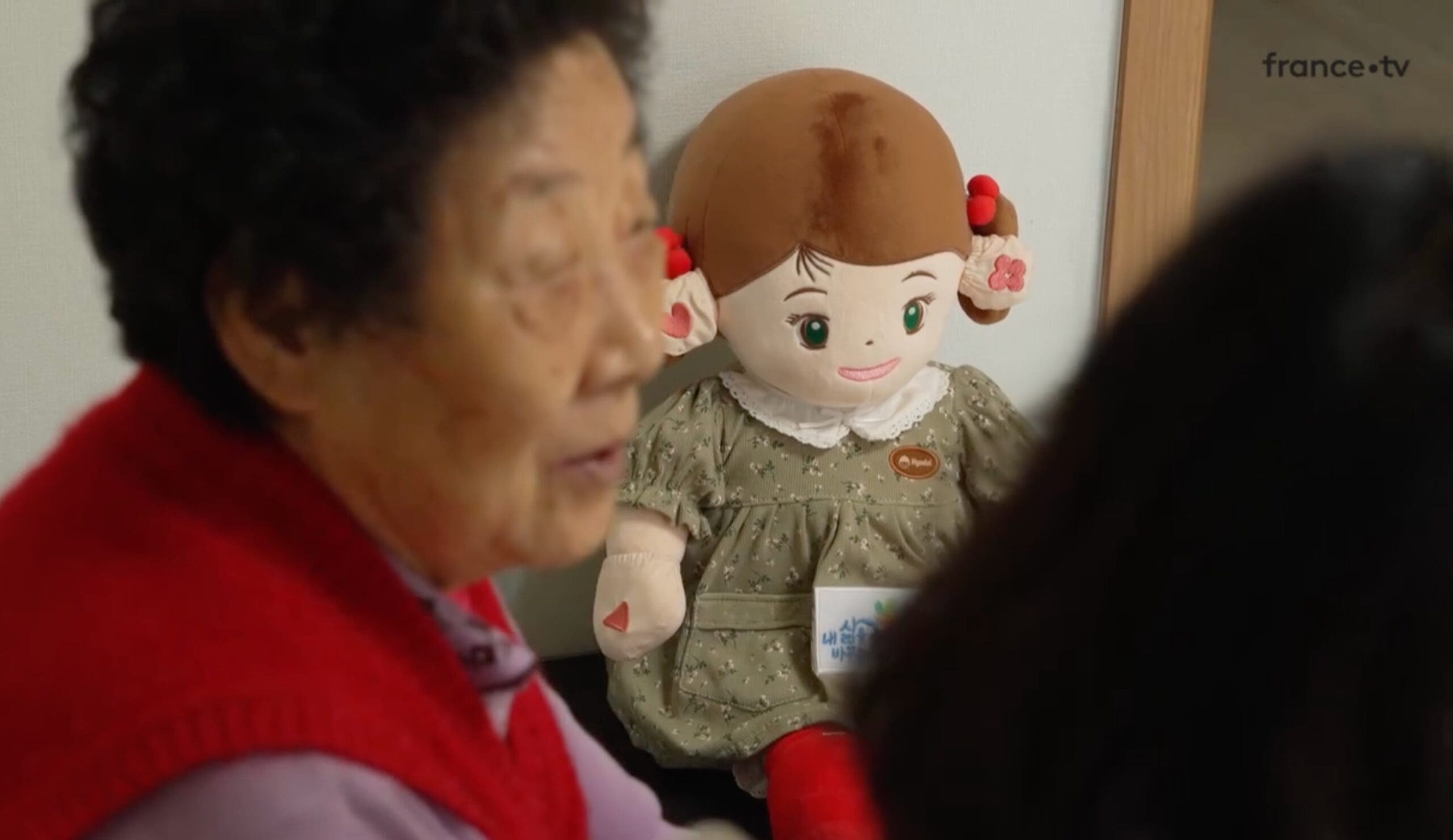 Une poupée connectée pour rompre l’isolement des seniors. Photo : capture d'écran de France TV Chine.