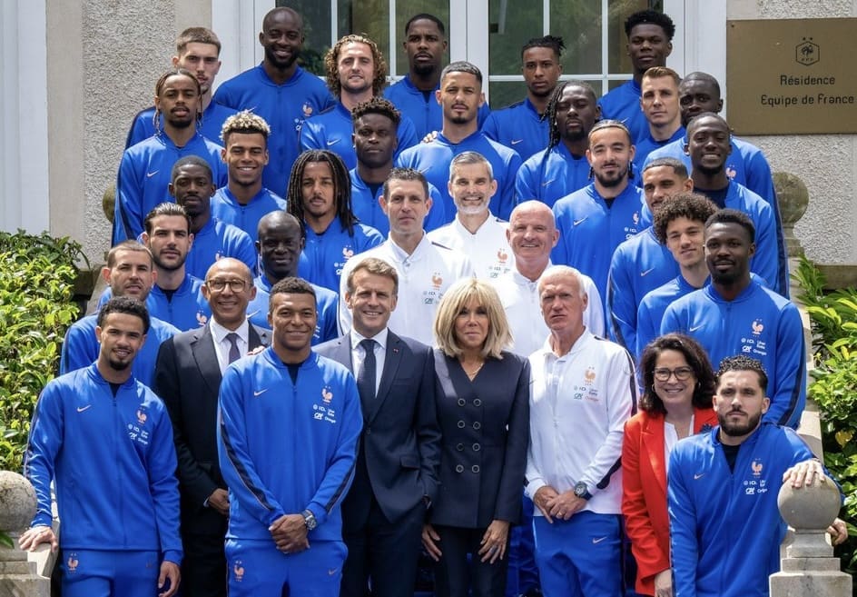 You are currently viewing Clairefontaine : Macron rend visite aux Bleus avant le Mondial