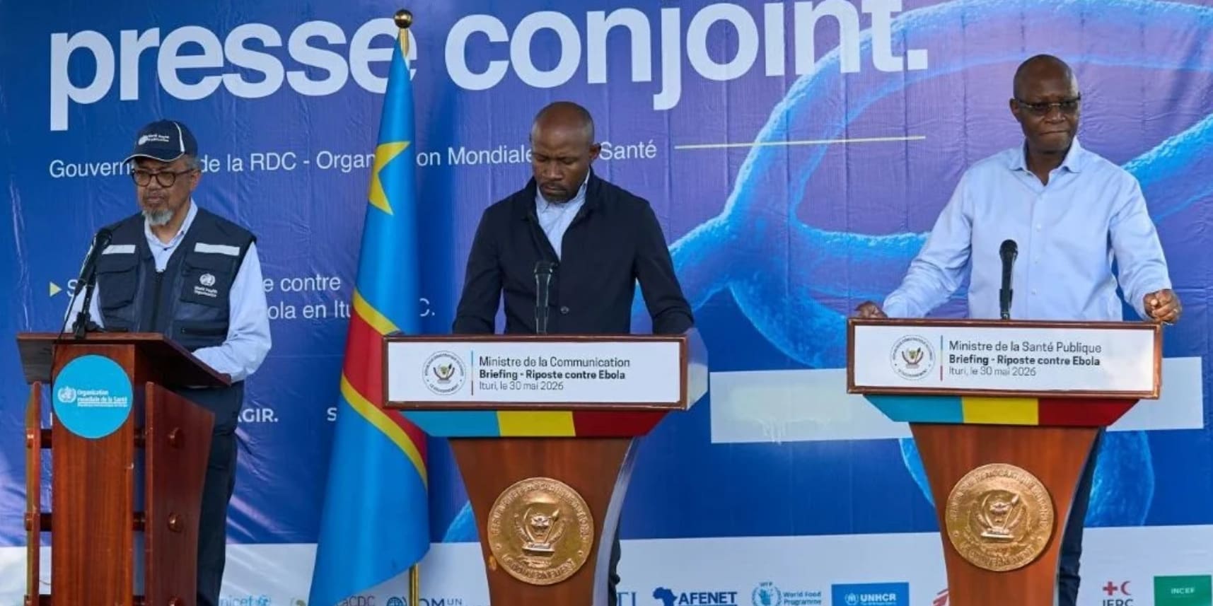 De gauche à droite. Le DG de l'OMS, Tedros Adhanom Ghebreyesus, le ministre de la Communication Patrick Muyaya, le ministre congolais de la Santé Samuel Roger Kamba. Photo : @WHO / Daniel Elombat