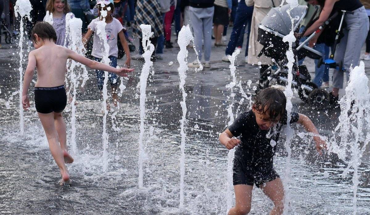 Face à la multiplication des épisodes de fortes chaleurs, Marseille déploie un dispositif renforcé : piscines municipales gratuites, ouverture nocturne des parcs et plages, jeux d’eau dans les écoles et lieux climatisés accessibles au public. Photo : @Alain Moreau / Actu44