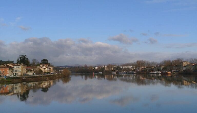 Lire la suite à propos de l’article Saône : où en est l’enquête après la découverte d’un corps lesté par une chaîne près de Neuville-sur-Saône ?