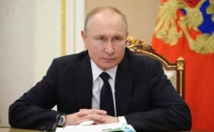 Lire la suite à propos de l’article Kérosène : la Russie suspend ses exportations jusqu’à fin novembre après des attaques sur ses raffineries