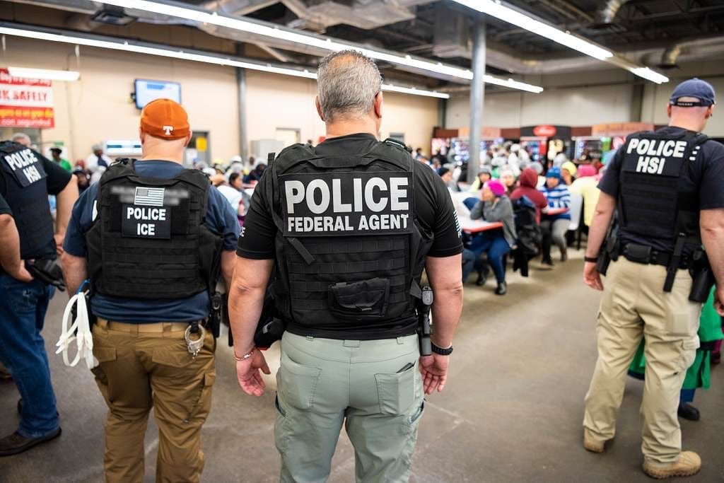 Opération de contrôle du service de l'immigration et des douanes sur un lieu de travail à Canton, Mississippi. Photo : Picryl.